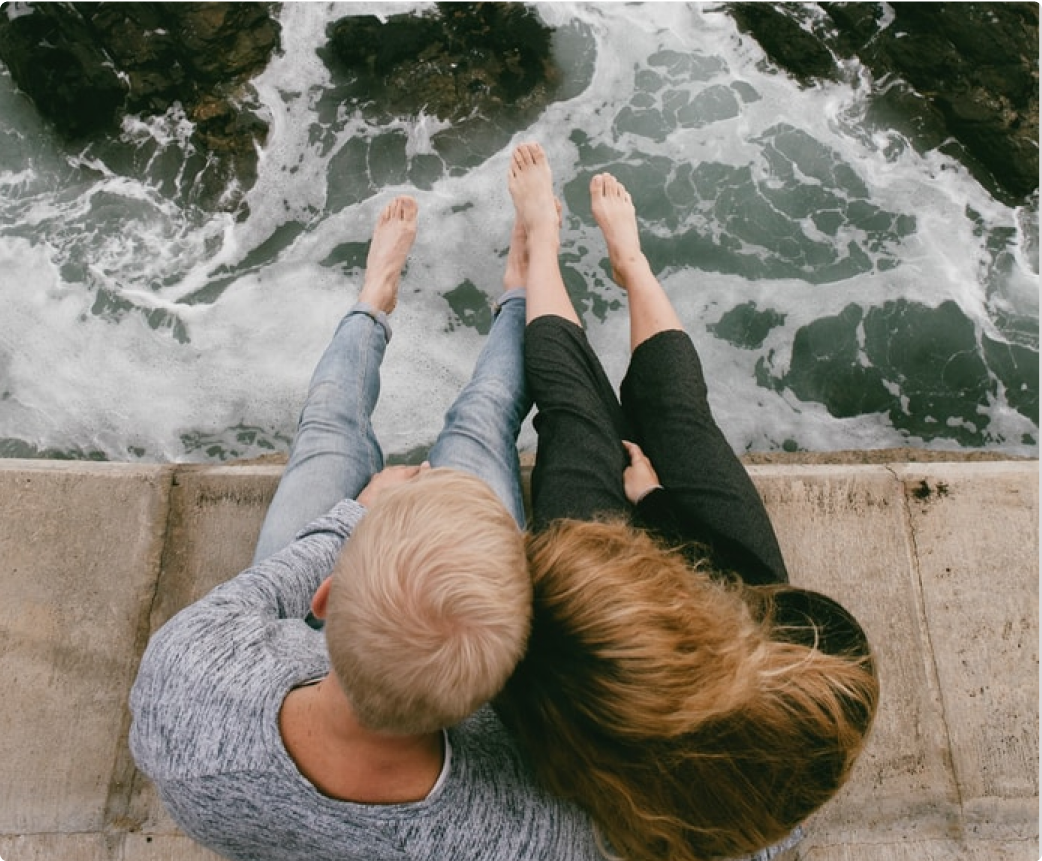 couple-looking-over-ocean